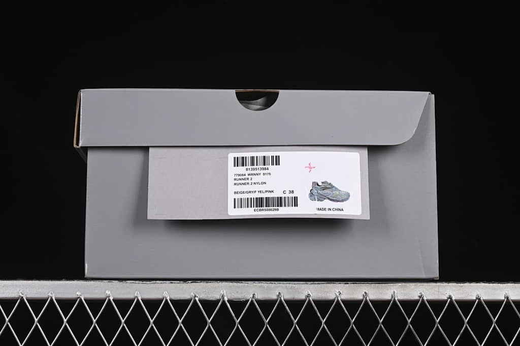 Shoebox label identifying the Runner 2 Nylon and showing size C 38.