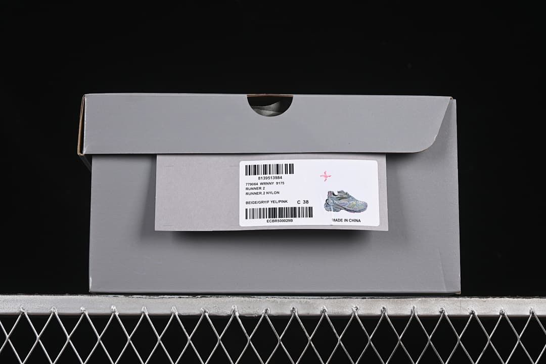 Shoebox label identifying the Runner 2 Nylon and showing size C 38.