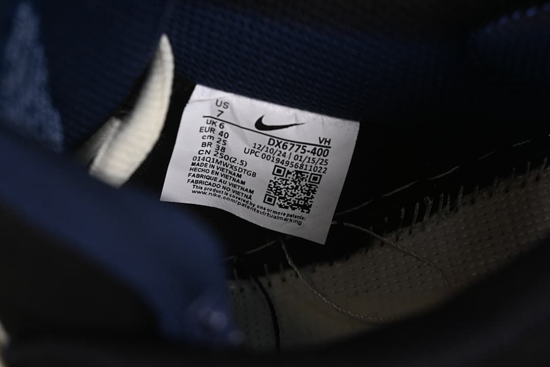 Interior size label showing EU 40 and style code DX6775-400