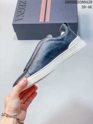 Side profile of a navy sneaker with a textured upper and white outsole; box shows size range 39–46.