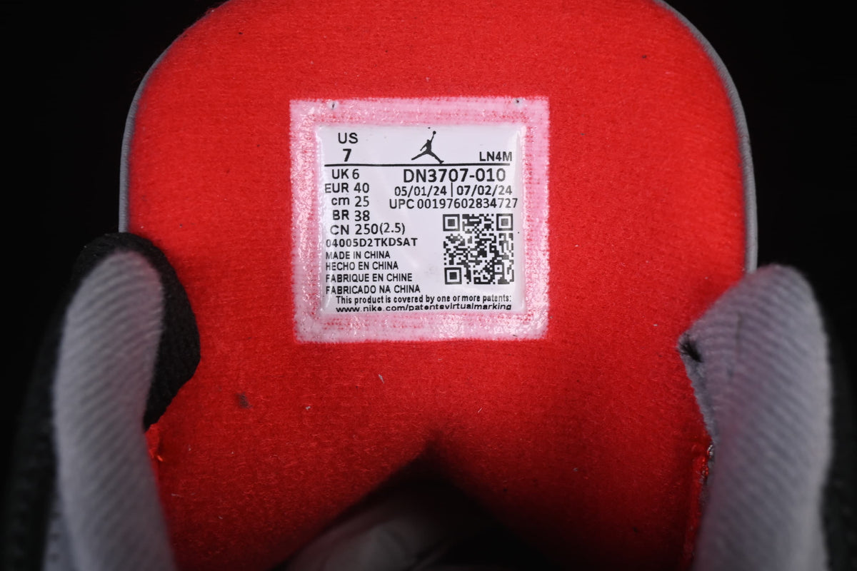 Tongue label showing sample size US 7, UK 6, EU 40 and CM 25