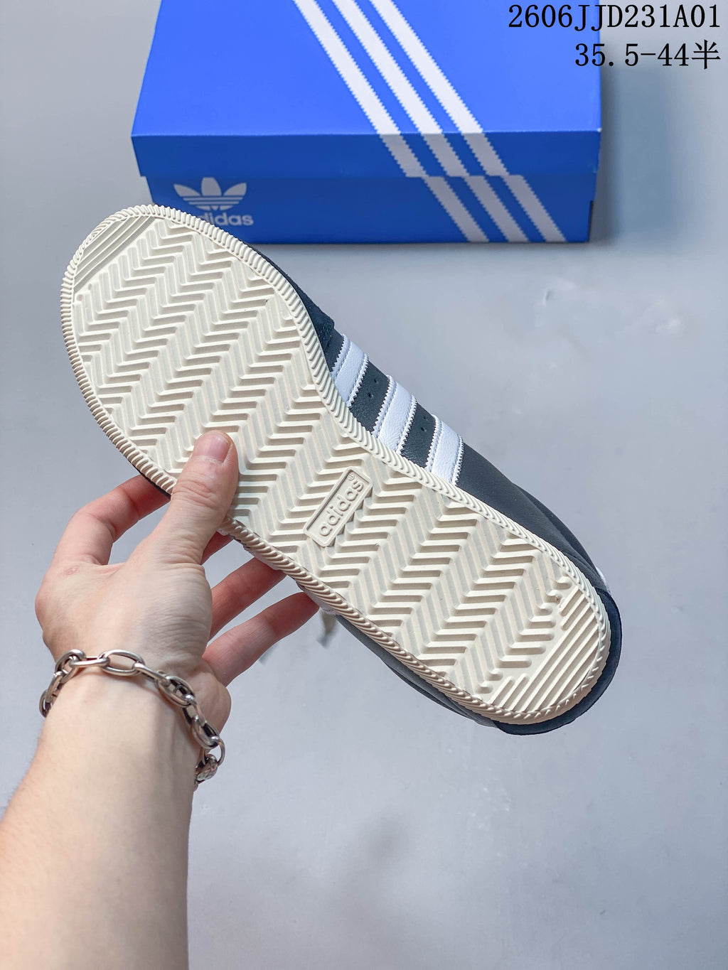 Cream-colored outsole with a herringbone tread pattern on a navy Changle sneaker