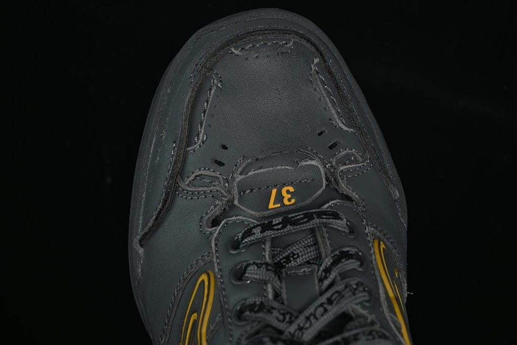 Top view of the sneaker toe and lacing
