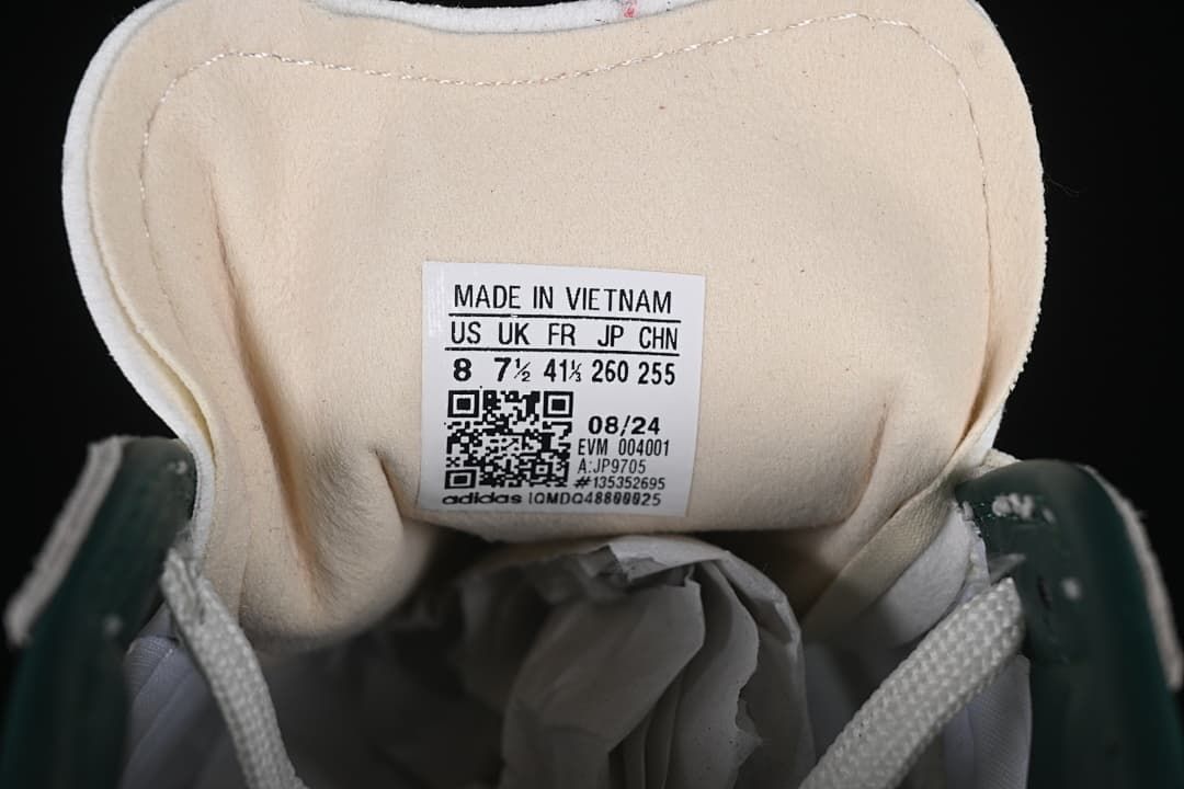 Tongue size label showing US 8, UK 7.5, FR 41 1/3, JP 260 and CHN 255