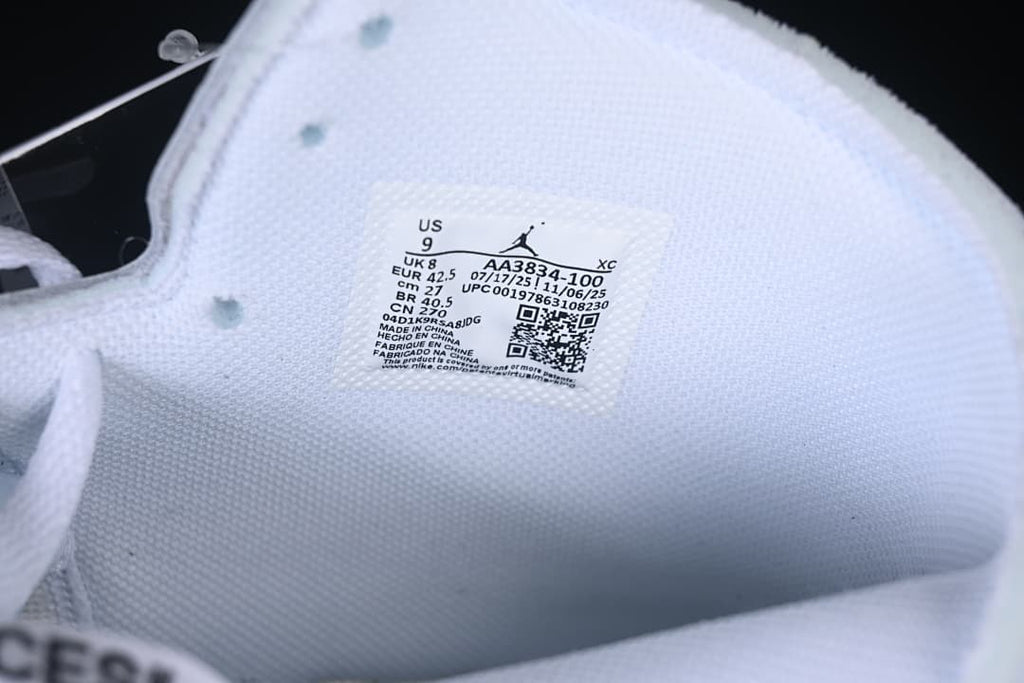 Tongue label showing model code AA3834-100 and sample size US 9, EU 42.5, UK 8, and 27 cm