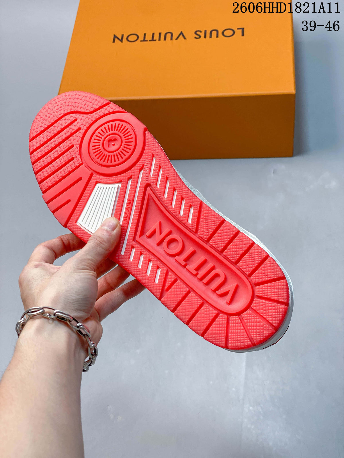 Close-up of the bright red sneaker outsole and branded orange shoe box; size range 39–46 printed in the image.