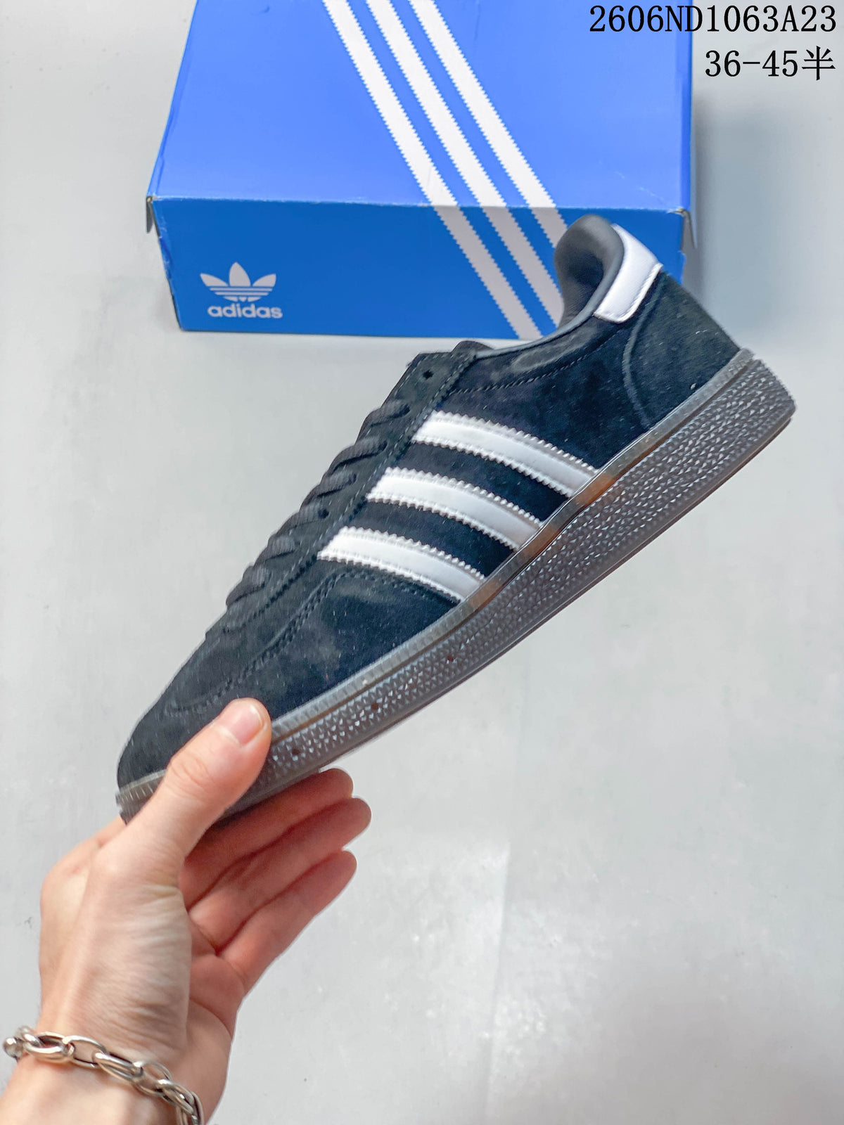 Side profile of the navy low-top sneaker with white stripes
