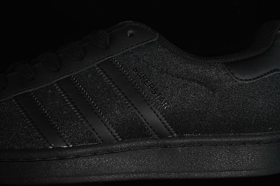 Close-up of the black side stripes and textured upper