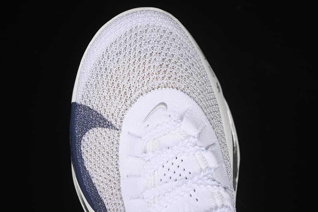 Top view of the patterned toe and lacing