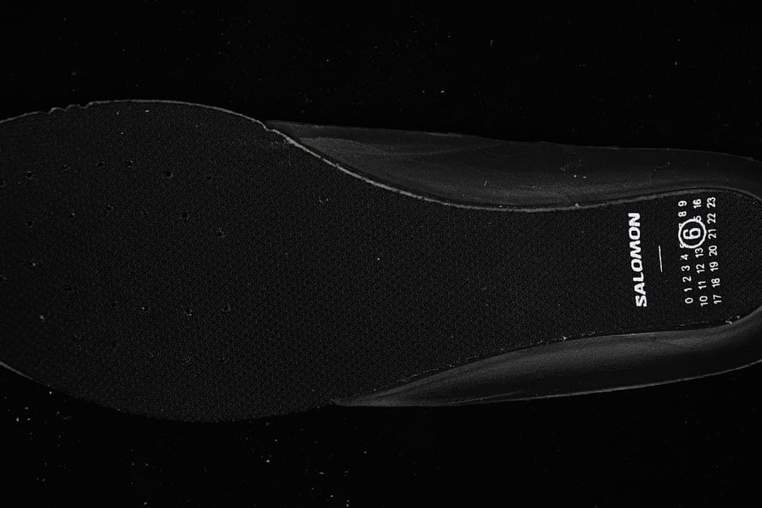 Close-up of the black insole with Salomon branding