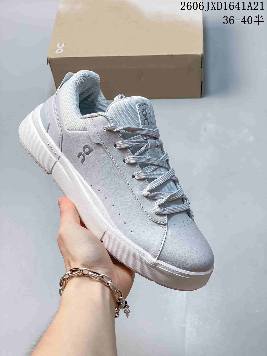 Light grey On The Roger low-top sneaker with matching laces and white sole