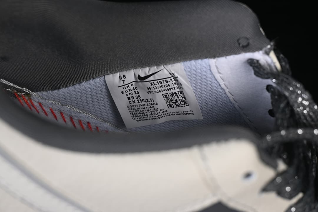 Inside size label showing a sample size and style information