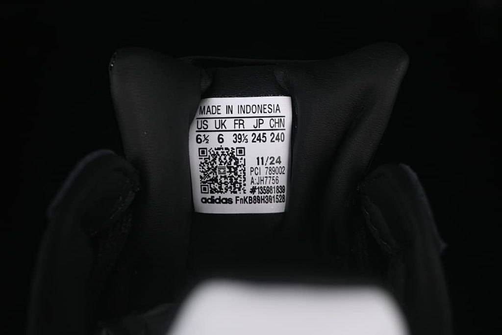 Tongue label showing a photographed sample size and product details