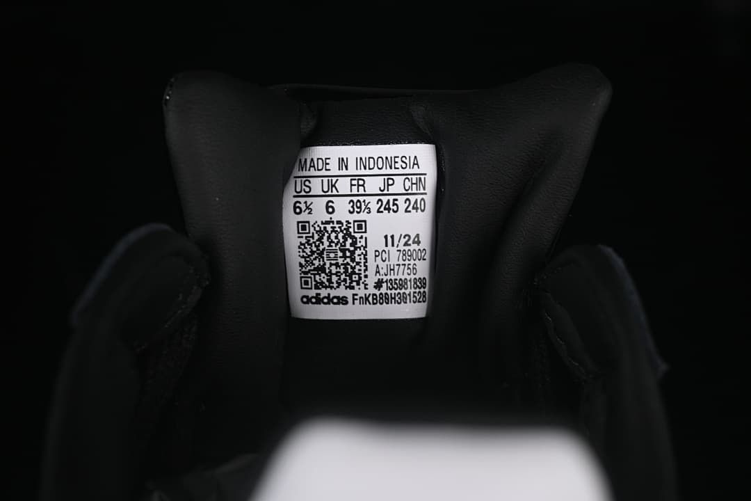 Tongue label showing a photographed sample size and product details
