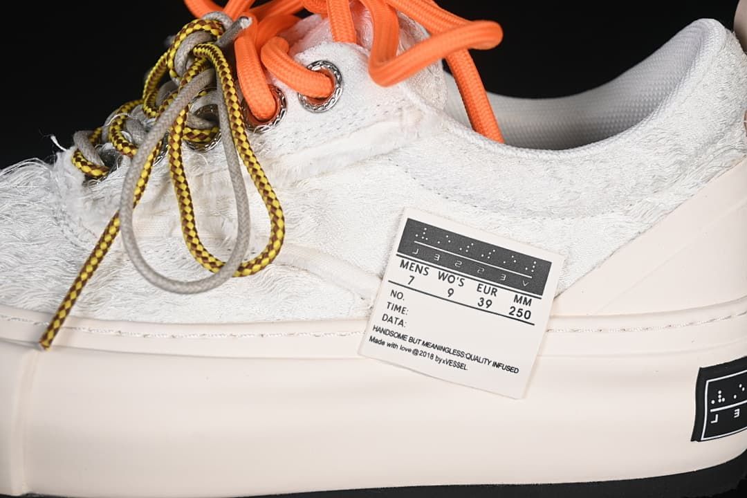 Close-up of the textured upper, layered laces, and size card showing EU 39.
