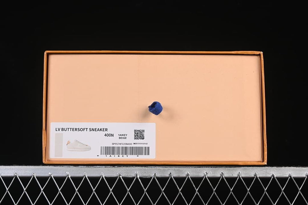Shoebox label identifying the sneaker as 1AIKEY Beige