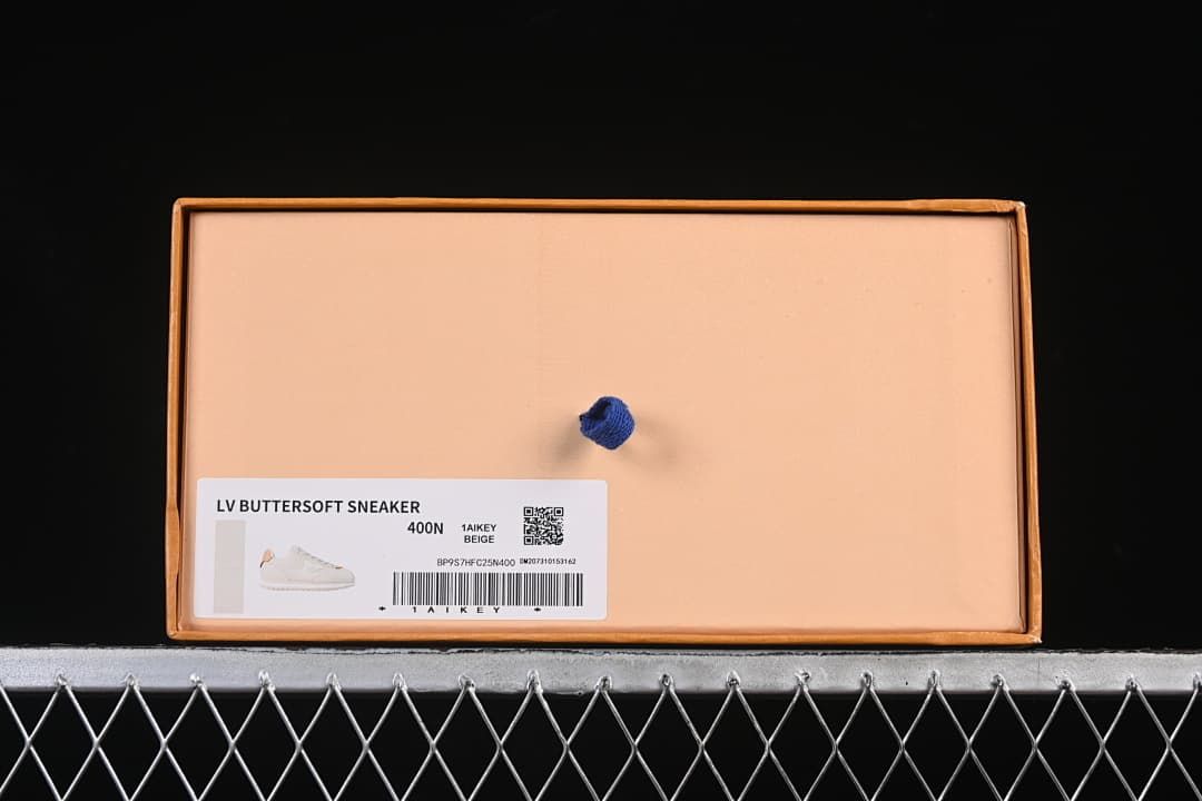 Shoebox label identifying the sneaker as 1AIKEY Beige