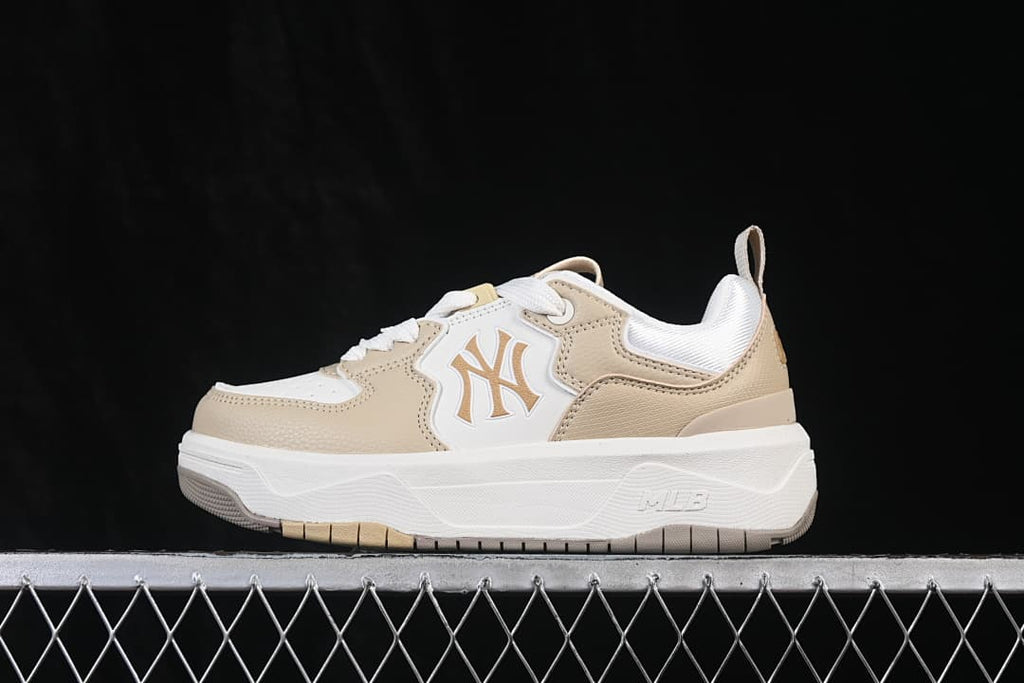 Opposite side view of a beige and white MLB Curve Liner sneaker with Yankees logo