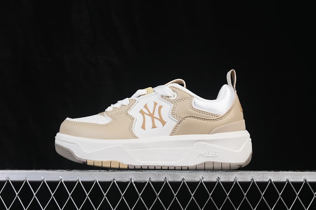 Opposite side view of a beige and white MLB Curve Liner sneaker with Yankees logo