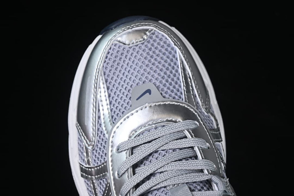 Top view of the mesh toe and lace area