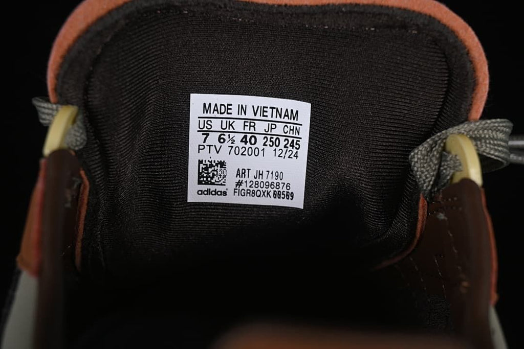 Tongue label showing size and style code JH7190