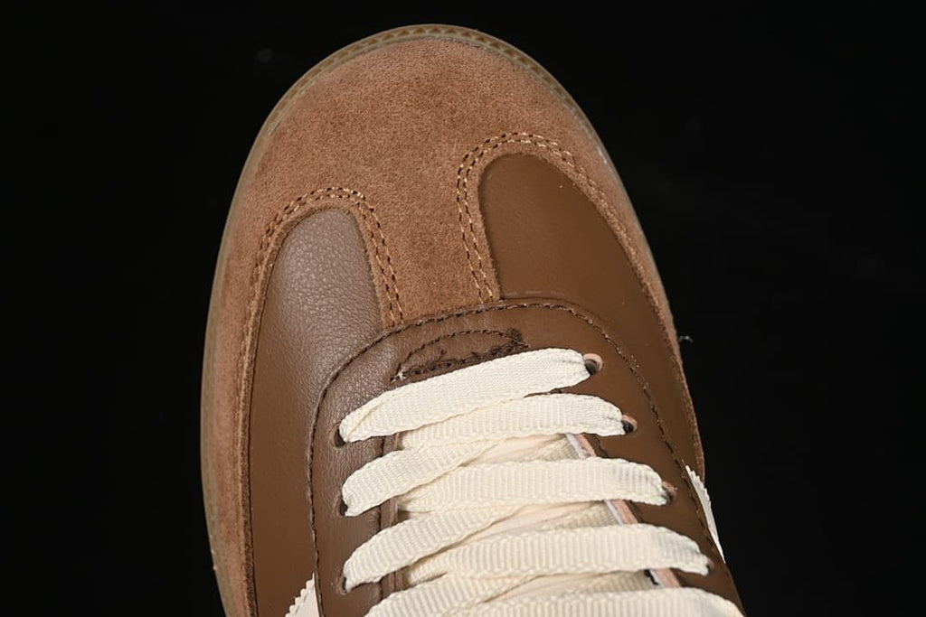 Top view of the toe and cream laces