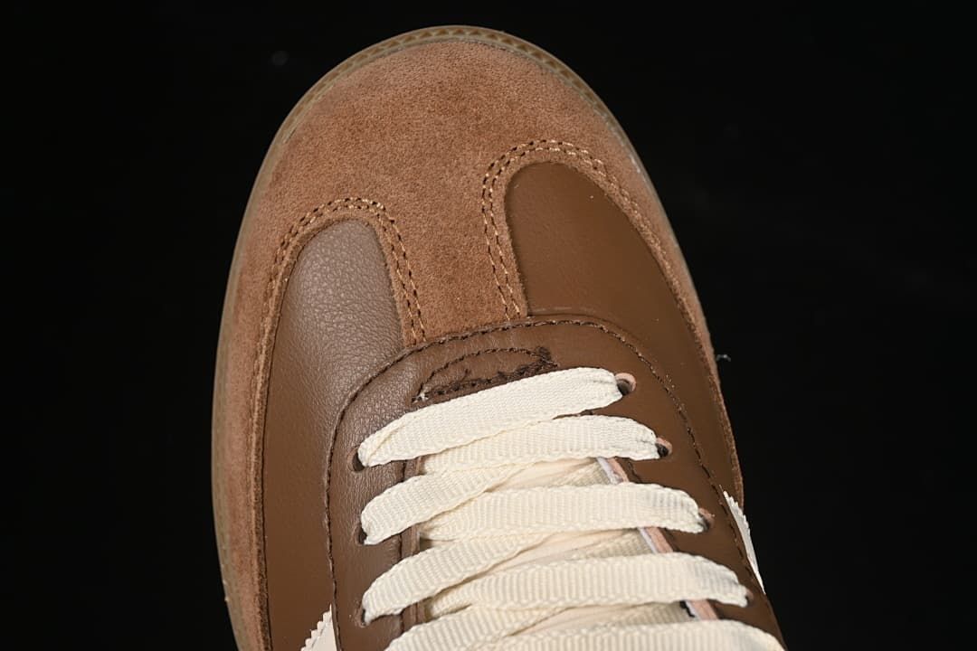 Top view of the toe and cream laces