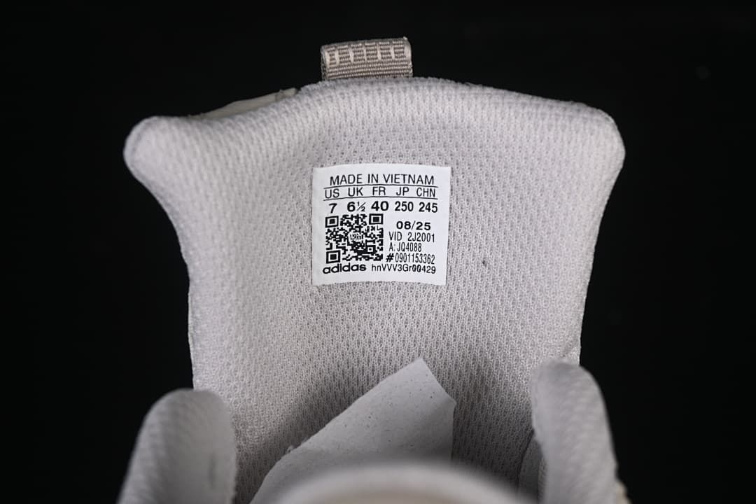 Tongue label showing the photographed shoe size and model details