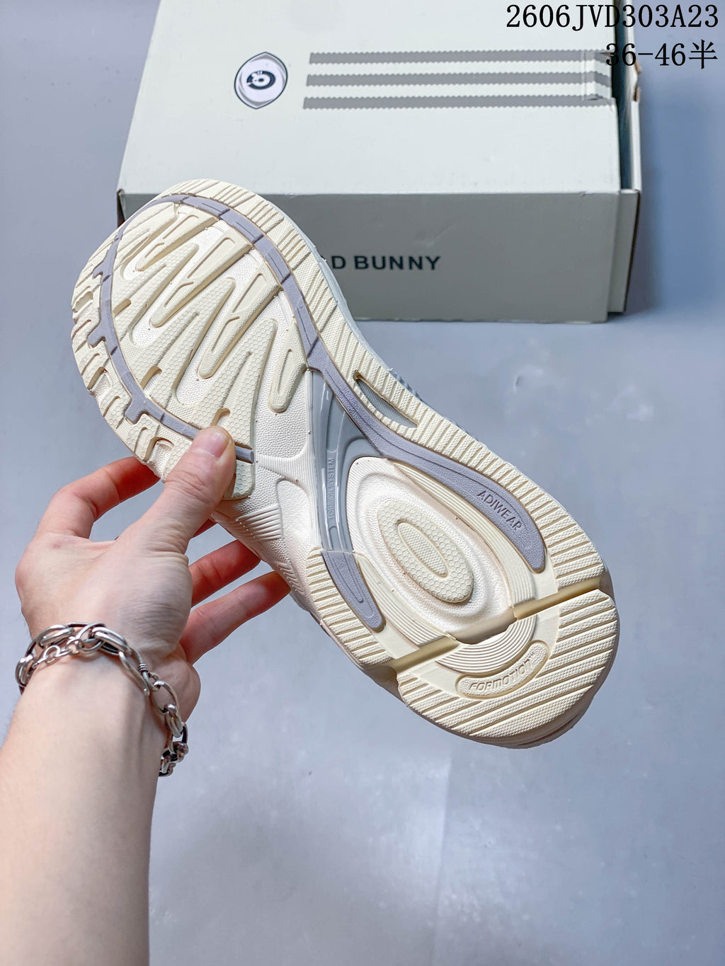 Underside of the cream sneaker showing patterned outsole tread; image overlay states size range 36–46.5.