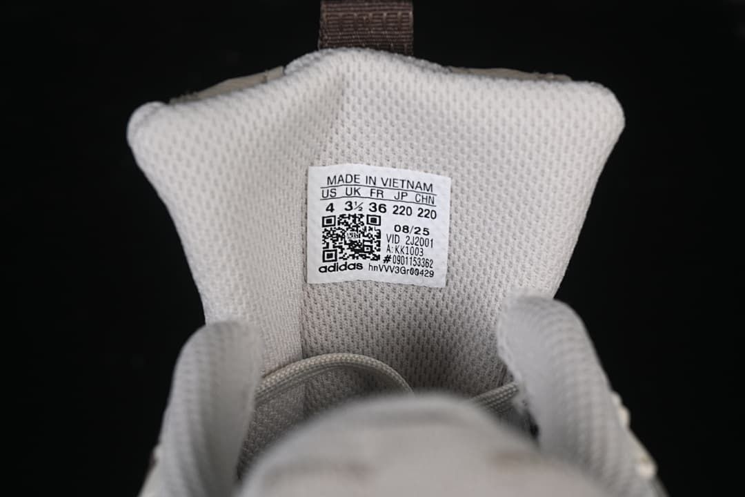 Tongue size label showing US 4, UK 3.5, EU 36, and 220 mm.