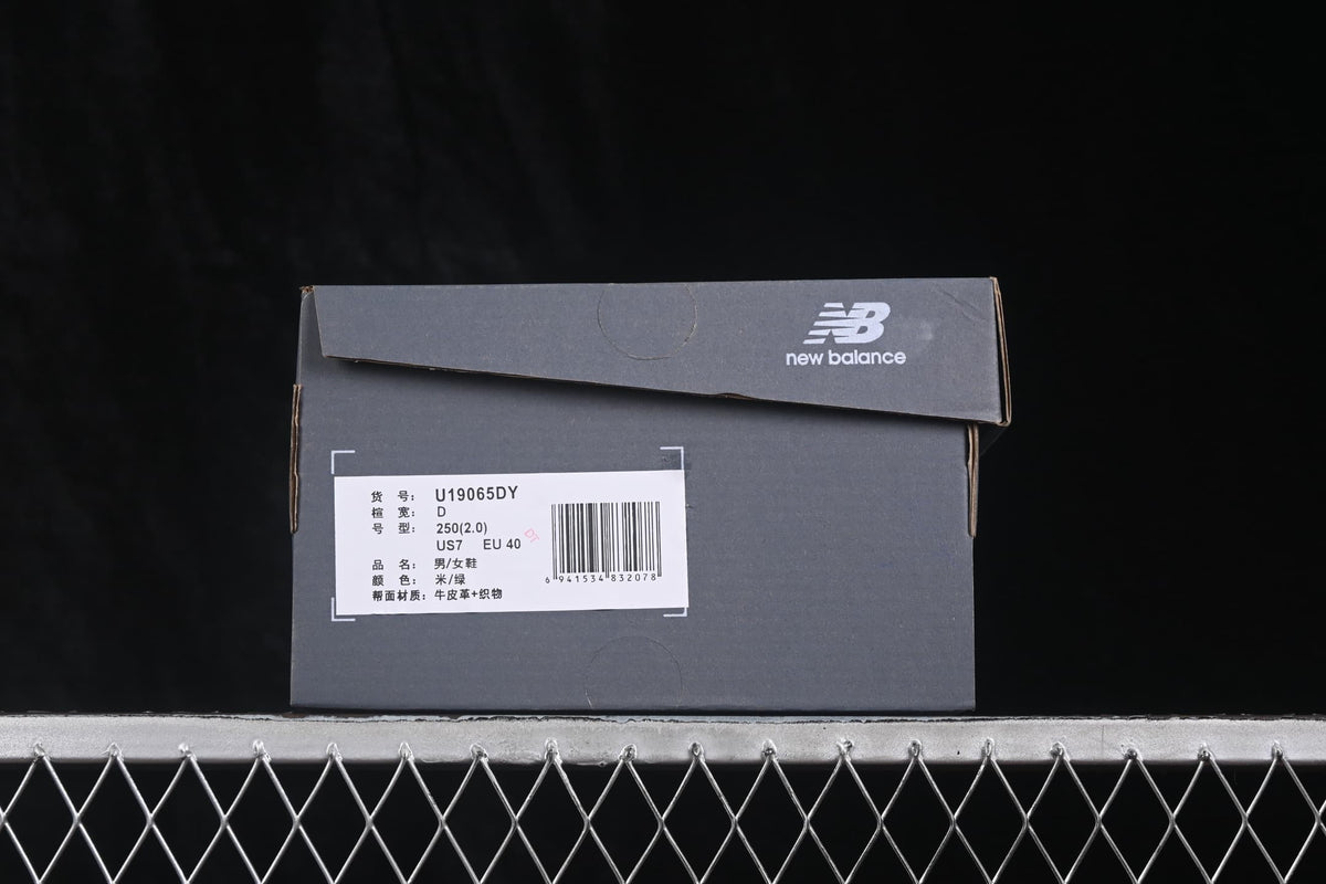 New Balance shoe box with a visible U19065DY label and EU 40 sample size.