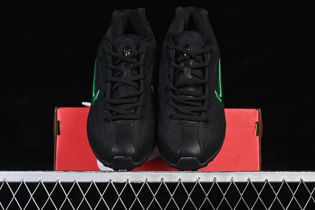 Front view of the pair displayed on the shoe box.