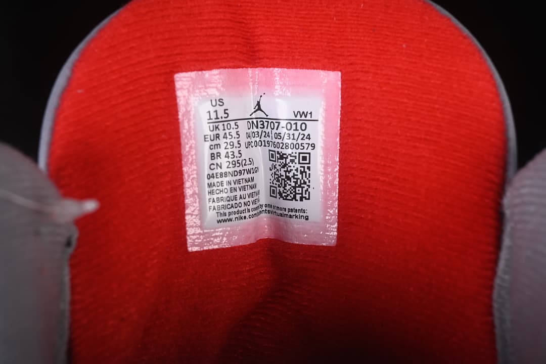 Interior size label showing US 11.5, UK 10.5, EUR 45.5 and style code DN3707-010