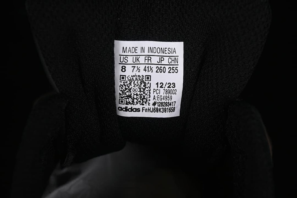 Interior shoe label showing a sample size of US 8, UK 7½, FR 41⅓, JP 260, and CHN 255, plus model EG4959.