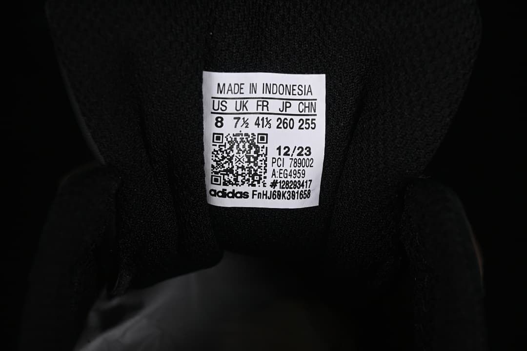Interior shoe label showing a sample size of US 8, UK 7½, FR 41⅓, JP 260, and CHN 255, plus model EG4959.