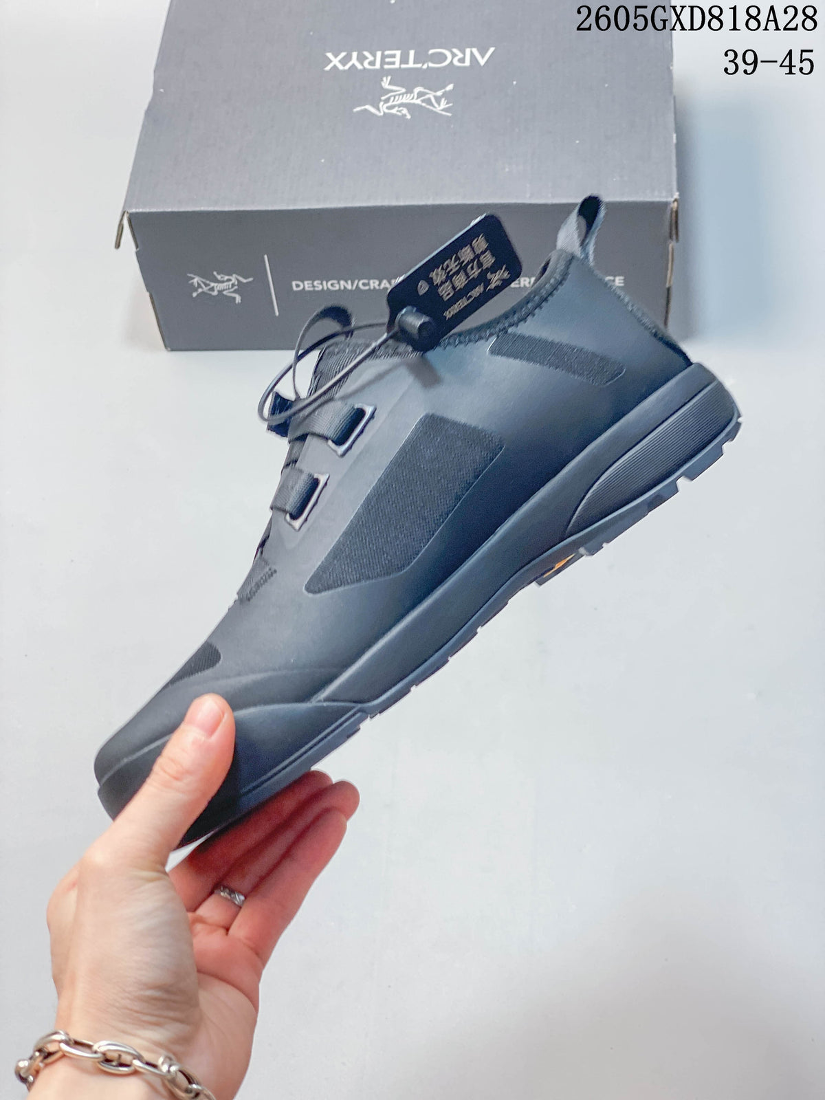 Side view of the gray low-cut shoe showing its strap-and-lace closure and reinforced panels; image text shows 39–45.