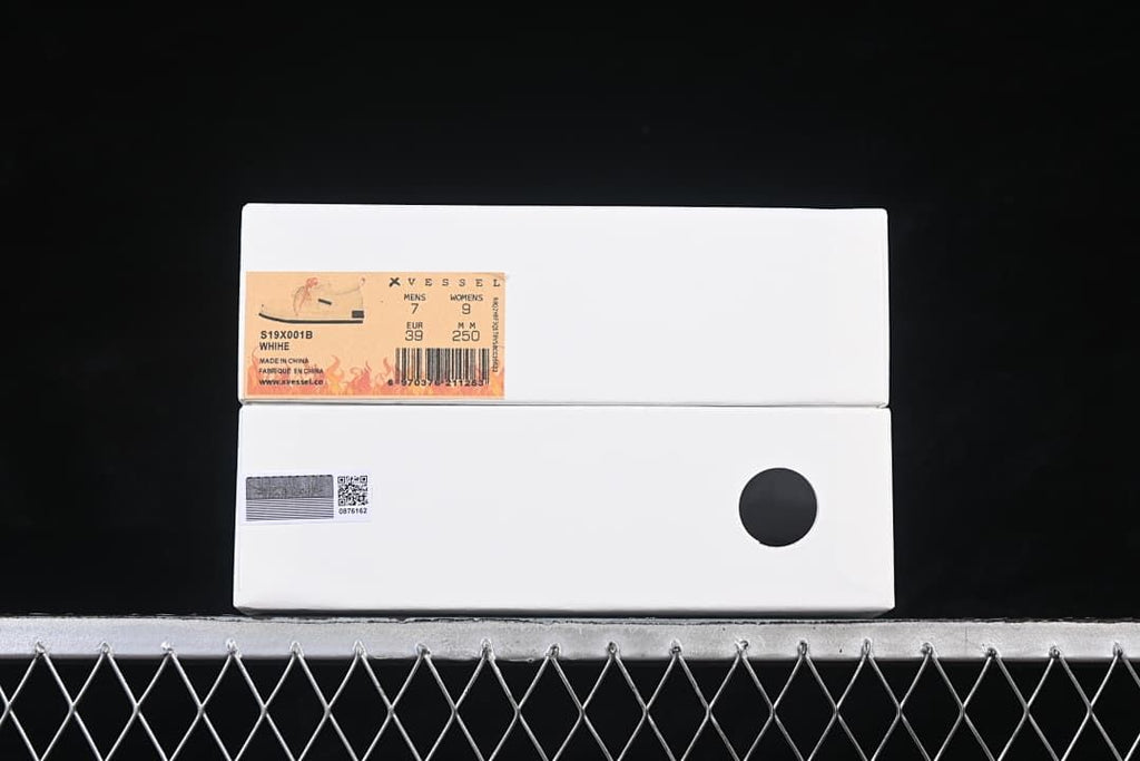 Sneaker box label showing style code S19X001B, color text WHIHE, and EU 39.