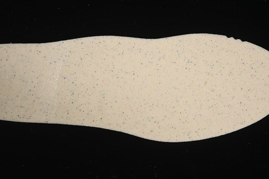 Light-colored shoe insert with small multicolor flecks