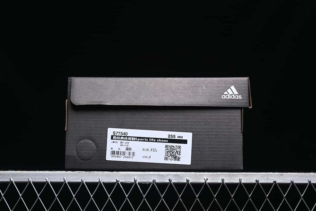 S77540 shoe box label showing EU 41 1/3 and USA 8