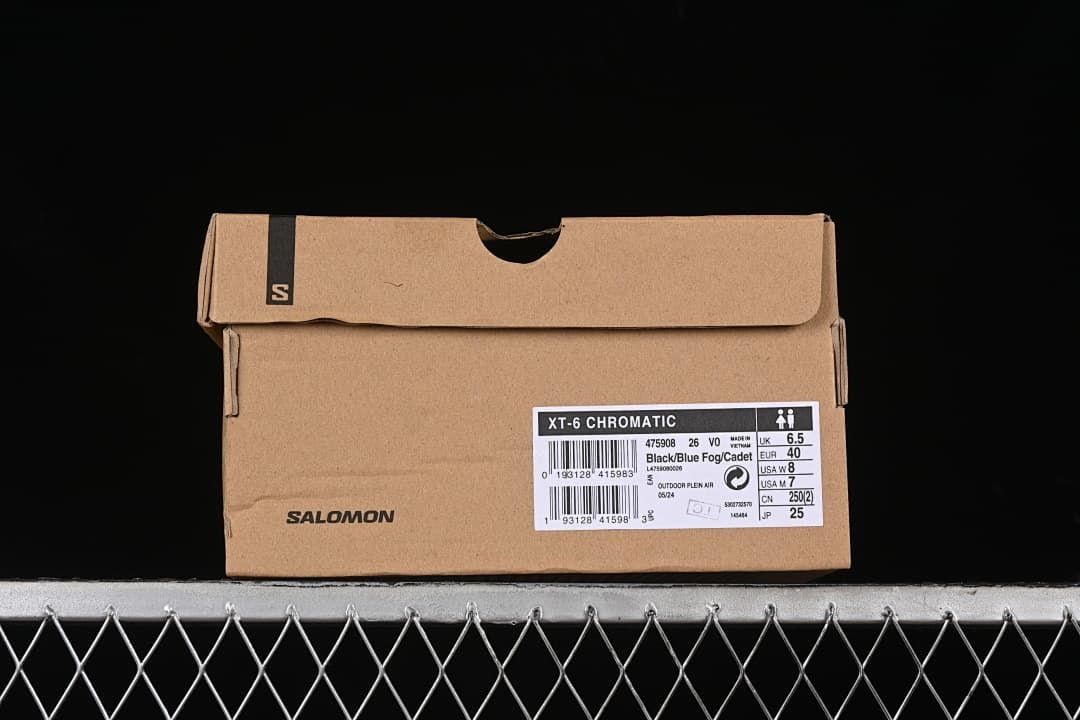 Salomon shoe box label identifying XT-6 Chromatic and Black/Blue Fog/Cadet; label shows EUR 40.