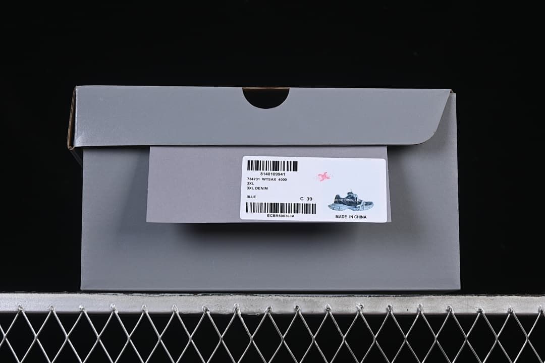 Shoebox label showing 3XL Denim, blue, and size 39