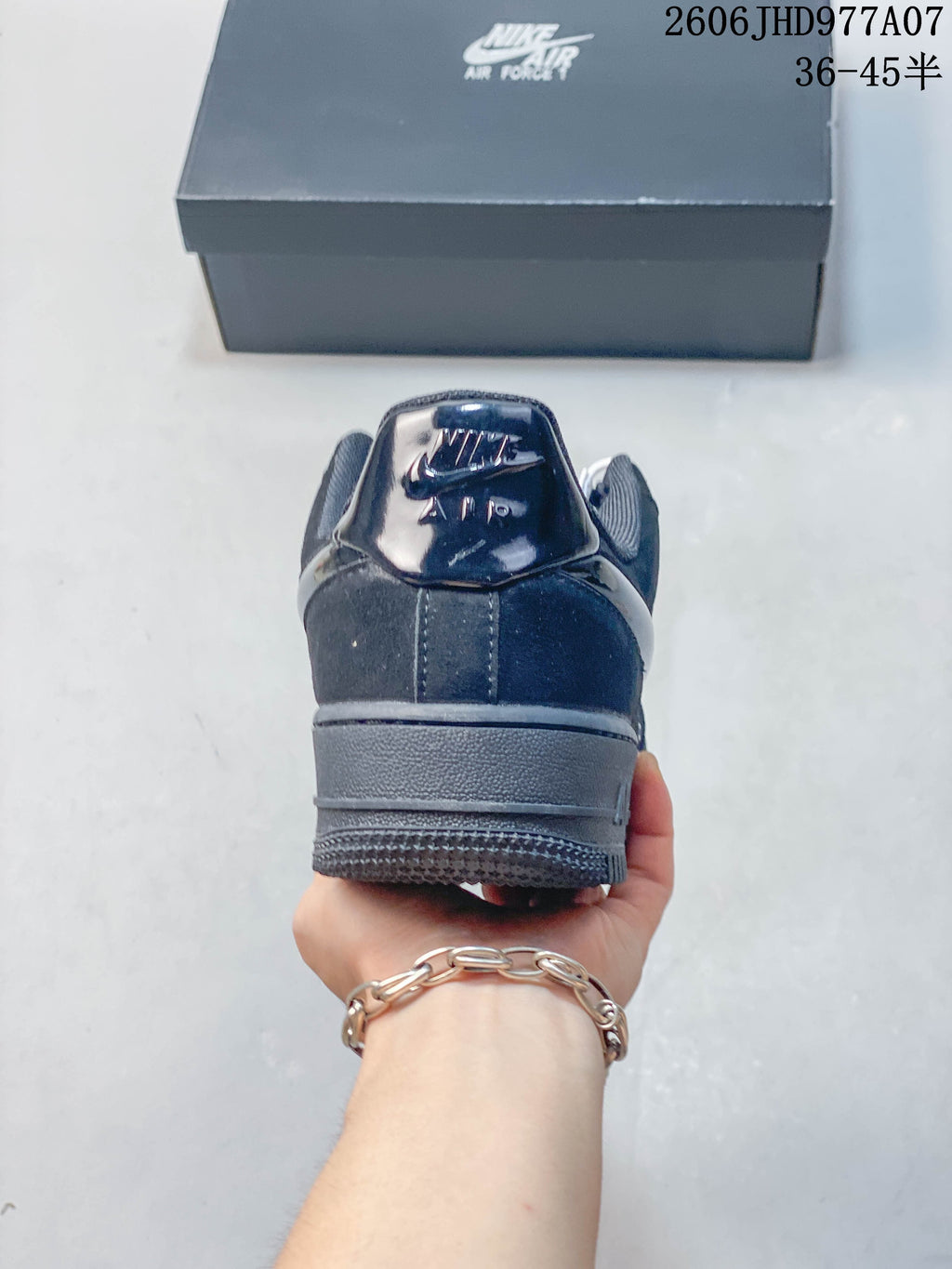 Rear view of the dark navy low-top sneaker; image overlay lists sizes 36–45.5.