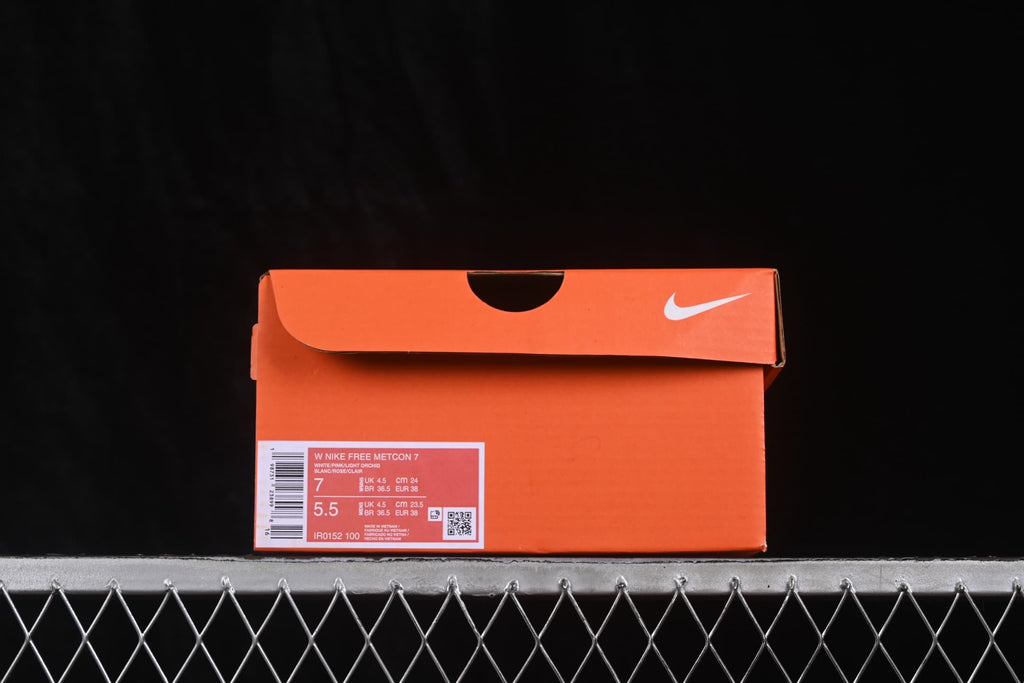 Orange Nike shoe box with a visible label identifying the model as W Nike Free Metcon 7 and style code IR0152-100.