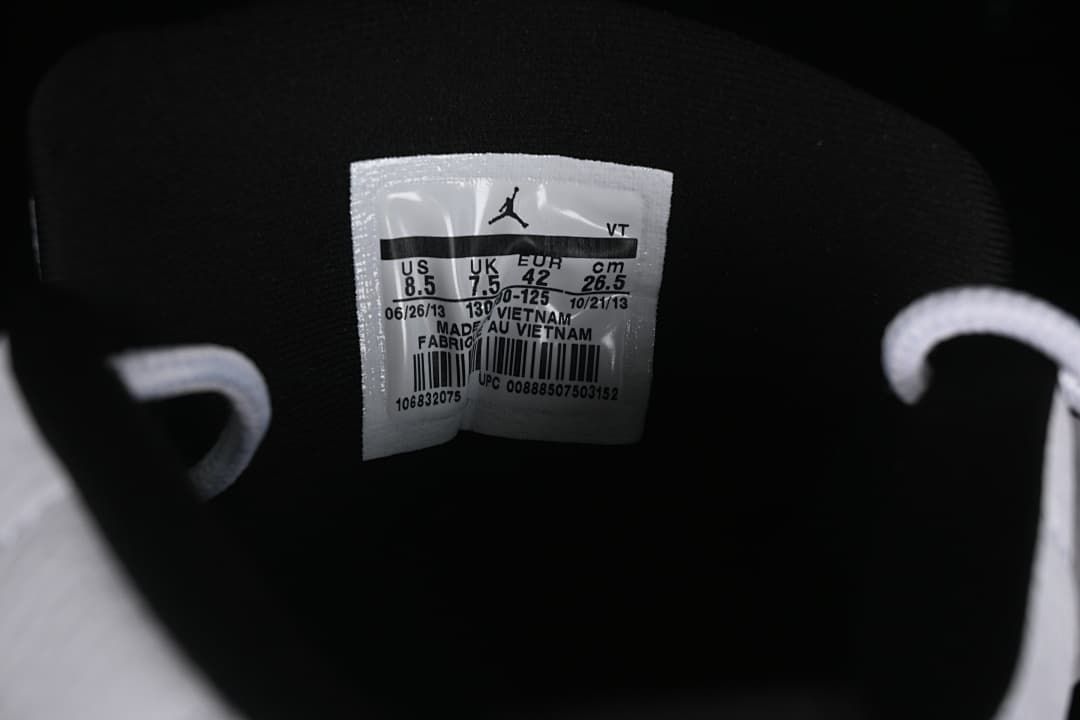 Interior size label showing US 8.5 and EUR 42.