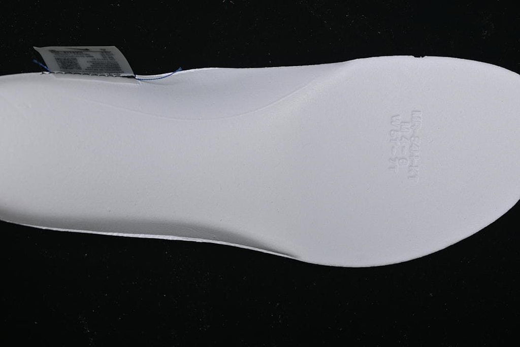 Close-up of the white shoe insert