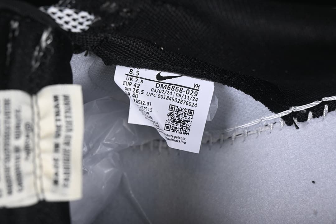 Inside size label showing EU 42, UK 7.5, US 8.5, and style code DM6868-029