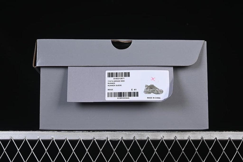 Shoebox label identifying the Runner model and beige colorway, marked EU 41