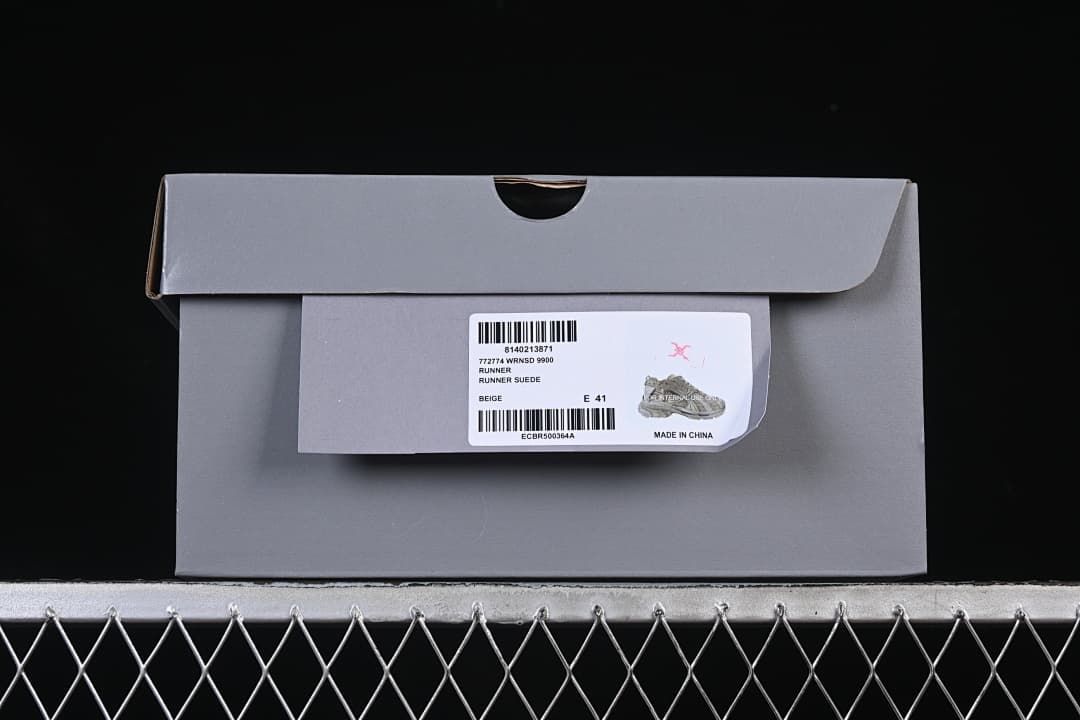 Shoebox label identifying the Runner model and beige colorway, marked EU 41