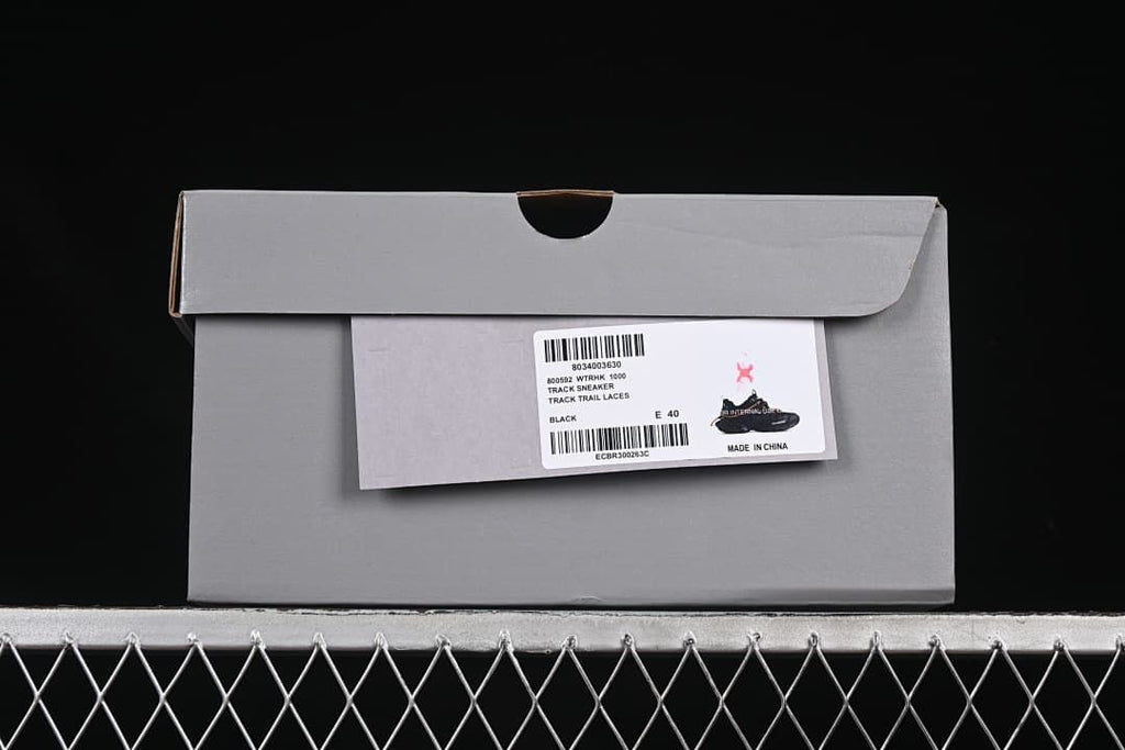 Shoebox label showing black color and size EU 40.