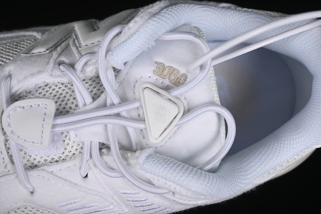 Close-up of the elastic laces and toggle closure.